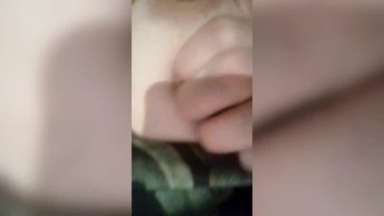 Ласкает своё тело