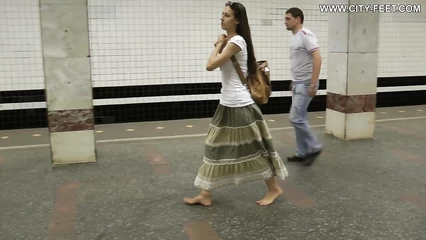 Скромняшка в длинной юбке гуляет без обуви