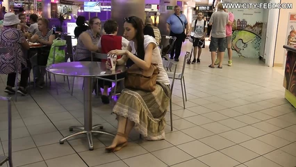 Босая красотка ищет где выпить кофе