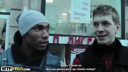 Анальное порево в туалете с симпатичной русской девушкой