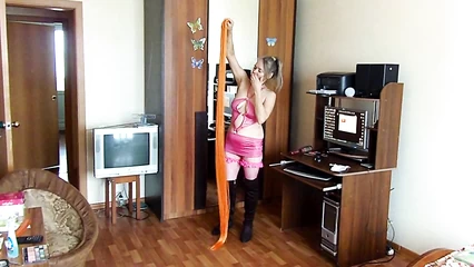 Позирует без трусов