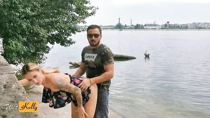 Трахнулись в публичном месте на набережной