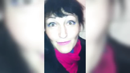 Соседка подрочила и поцеловала член в подъезде