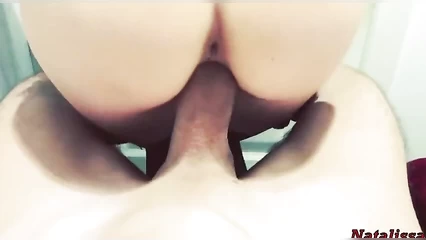 Худышка трахается в туалете кальян-клуба