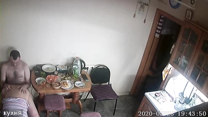 Пока пьяный друг спит, изменяет на кухне