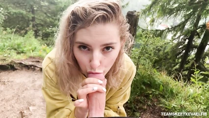 Даёт на клык туристке в живописных ебенях