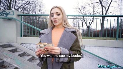 Трахает в подъезде незнакомку за деньги