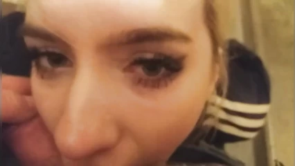 Сосёт член и лижет волосатые яйца ч.2