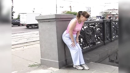 Толстушка зассыха в мокрых джинсах ходит по улице