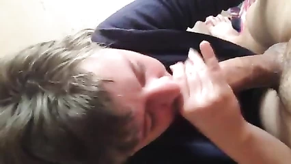 Раскраснелась от стыда с членом в ротике