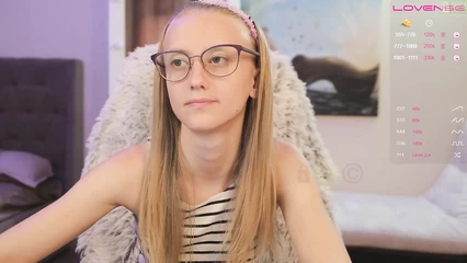 Ангелина исполняет онлайн стриптиз